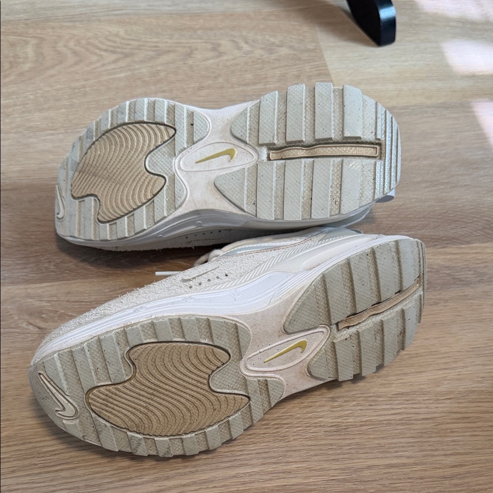Nike Air Bliss Sneakers - Picture 9 of 10